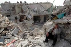 مقتل 21 سوري إثر قصف يعتقد أنه روسي على حلب