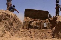 داعش يواصل حفر خندق قرب الحدود التركية