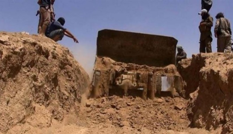 داعش يواصل حفر خندق قرب الحدود التركية