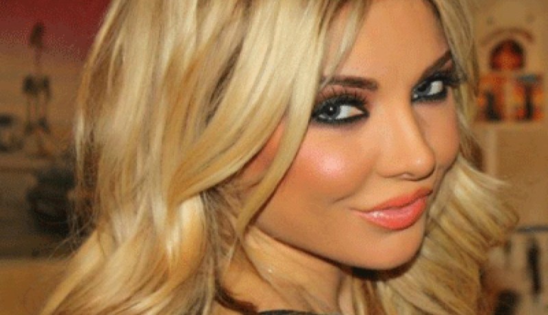 ميريام كلينيك تشهر سلاحها في وجه معجب