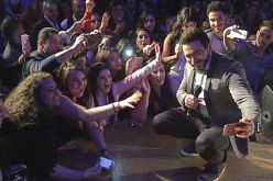 تامر حسني يلتقط صور السيلفي مع جمهوره