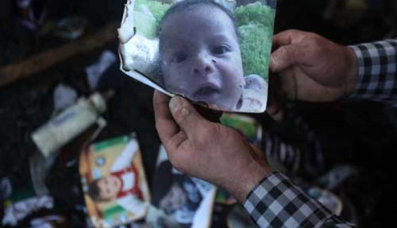 اعتقال مشتبهين لصلتهم بالحريق الذي قتل فيه طفل فلسطيني