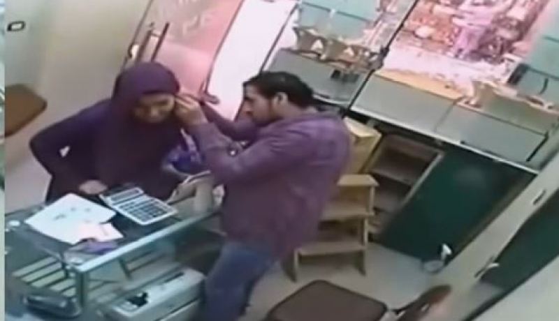 فيديو لإمرأة تغازل صاحب محل مجوهرات فشاهد ماذا كانت النتيجة