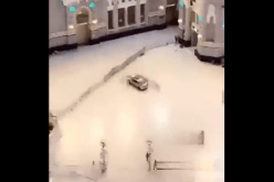 السعودية: شاهد.. سيارة تقتحم ساحة الحرم المكي وتصطدم بإحدى الأبواب