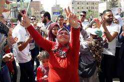 بالفيديو .. مصرية تموت وهي ترقص أمام لجنة الانتخابات