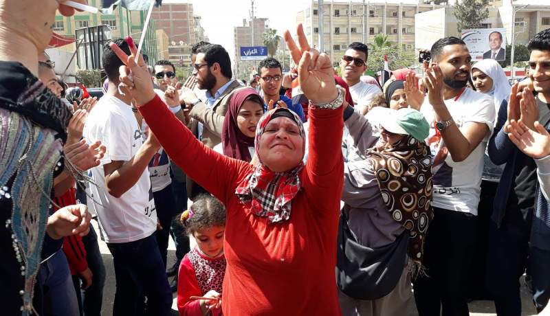 بالفيديو .. مصرية تموت وهي ترقص أمام لجنة الانتخابات
