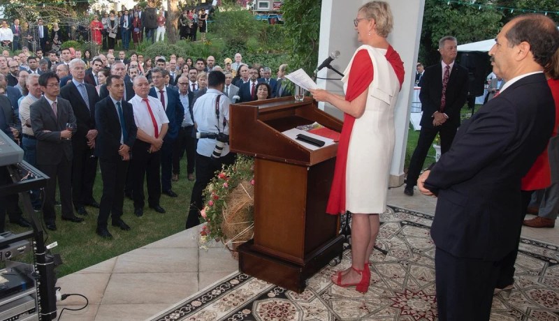 سفيرة كندا بالجزائر تصف الحراك الشعبي بالمميز وتدعم الانتقال الديمقراطي السلمي