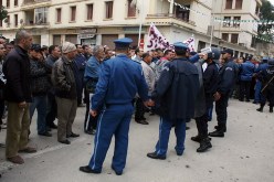 مستفيدون من 182 مسكن تساهمي يعتصمون أمام مقر دائرة الحناية في تلمسان