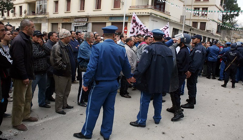 مستفيدون من 182 مسكن تساهمي يعتصمون أمام مقر دائرة الحناية في تلمسان