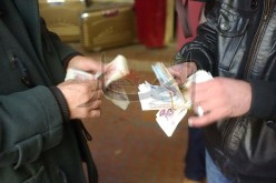 2015 رقم قياسي للأورو والدولار مقابل الدينار