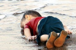 شارلي إيبدو تنشر عددا يسخر من الطفل إيلان السوري