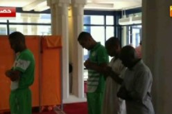 بالفيديو: لاعبو المنتخب الوطني يؤدون صلاة الجمعة بالسفارة السعودية