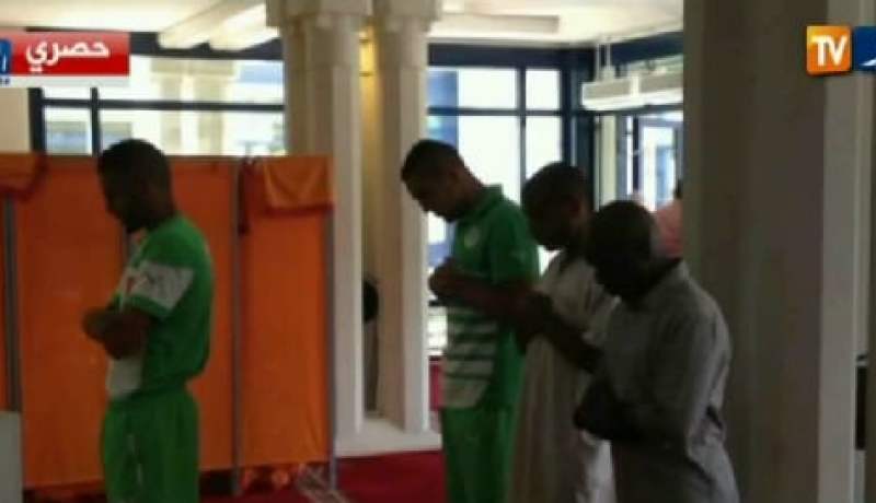 بالفيديو: لاعبو المنتخب الوطني يؤدون صلاة الجمعة بالسفارة السعودية