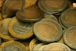 بالفيديو: تبادل قطع نقدية معدنية بأخرى ورقية مقابل فائدة