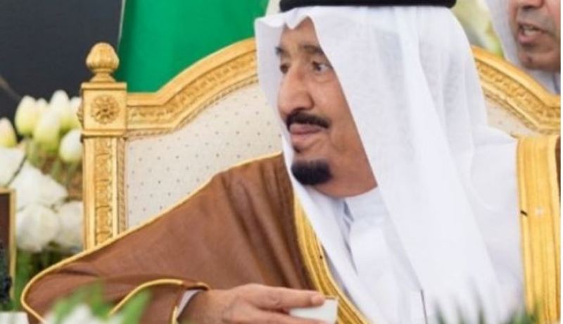 بالفيديو.. ملك السعودية يلقن ترامب كيفية الانتهاء من شرب القهوة العربية
