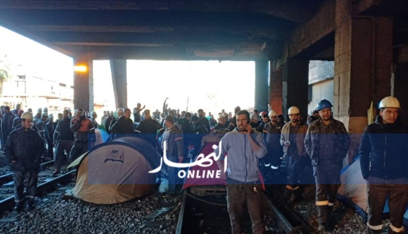 بالصور.. أصحاب عقود ما قبل التشغيل في احتجاج لليوم العاشر بمركب الحجار