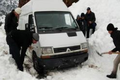 قطع العديد من محاور الطرقات جراء الثلوج والأمطار في تلمسان