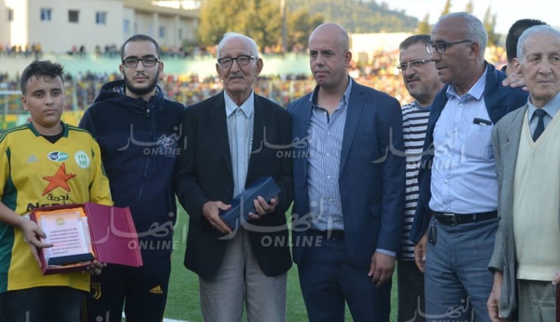 بالصور.. إدارة “الكناري” تكرّم لاعبيها القدامى