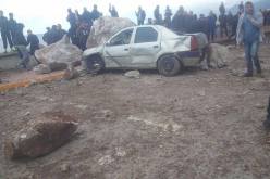 بالصور انهيار صخري فوق حافلة لنقل المسافرين وسيارتين في بجاية