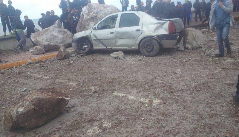 بالصور انهيار صخري فوق حافلة لنقل المسافرين وسيارتين في بجاية