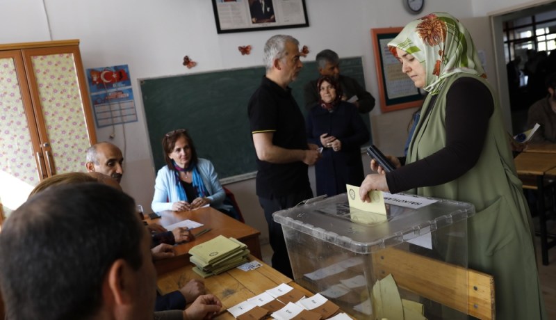 فتح مراكز الاقتراع للاستفتاء على التعديلات الدستورية في تركيا