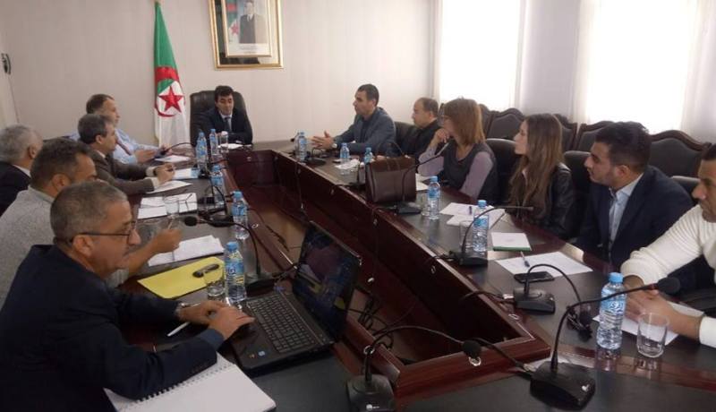 زطشي يدرس طرق التكفل بأشغال تهيئة ملعب تشاكر في إجتماع بمقر الوزارة