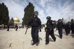 مستوطنون يقتحمون المسجد الأقصى تحت حماية الشرطة الإسرائيلية