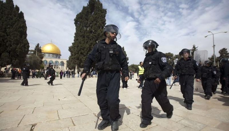مستوطنون يقتحمون المسجد الأقصى تحت حماية الشرطة الإسرائيلية