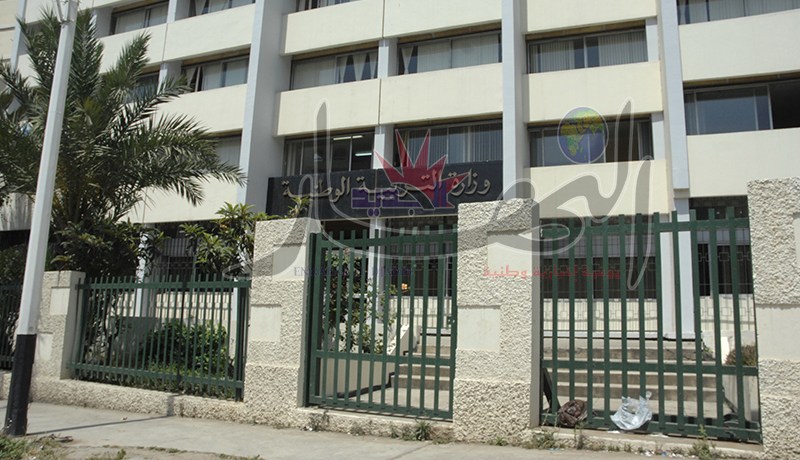 تجميد رحلات العمرة ومنح التقاعد واقتناء السيارات الخاصة بعمال التربية