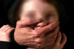 بالفيديو مجهولون يختطفون مراهقة من موقف سيارات لإجبارها على الزّواج