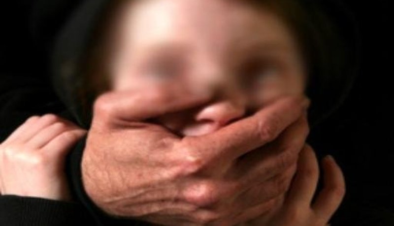 بالفيديو مجهولون يختطفون مراهقة من موقف سيارات لإجبارها على الزّواج