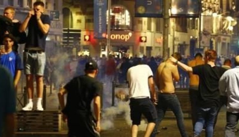 اعتقال 36 شخصا إثر اشتباكات مع مشجعي كرة القدم الانجليزية في فرنسا