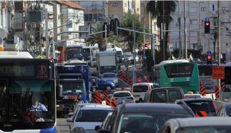 الشرطة الصهيونية تعتقل فلسطينيا في تل أبيب بدعوى التخطيط لعملية طعن