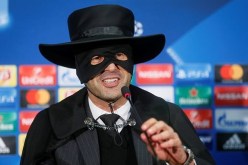 بالصور.. مدرب “شاختار” يظهر بزي “Zoro” لهذا السبب !