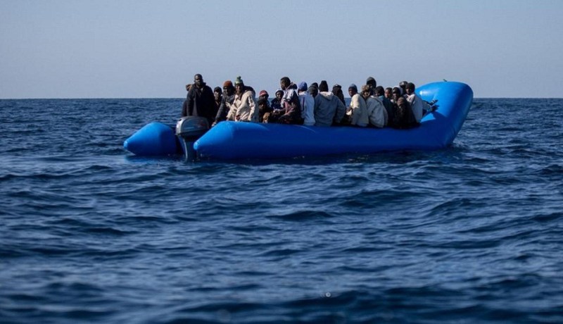 مسؤول ليبي : مقتل 10 مهاجرين غرق قاربهم قبالة ليبيا