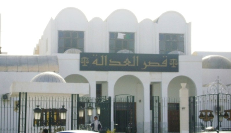 فتاة تعتدي على عشيقها امام قاضي الجلسة بمحكمة الوادي
