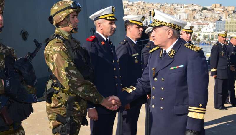 بالصور..قائد القوات البحرية يشرف على تفتيش “الغراب” قاذف الصواريخ
