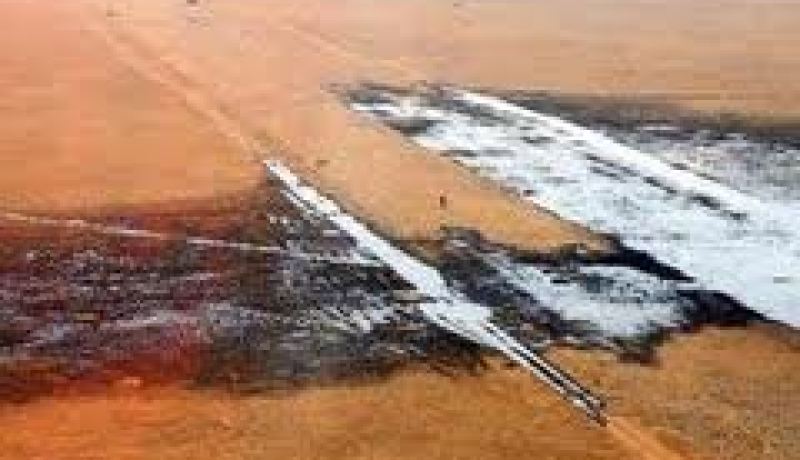 تسرب نفطي بسبب قدم الانبوب  بحاسي مسعود