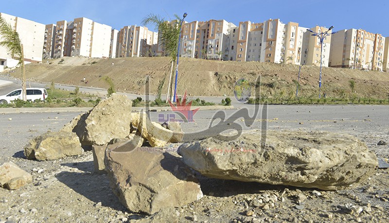 مواجهات دامية بالسيوف والمولوتوف بين المرحَّلين وسكان الحي في مفتاح