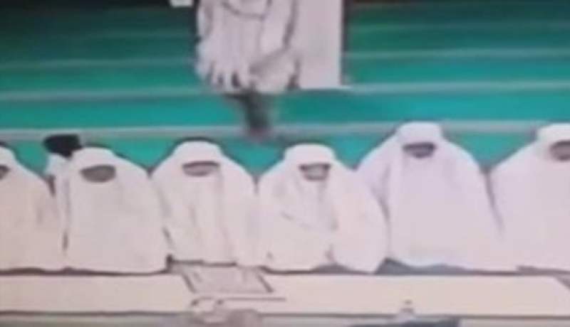 بالفيديو لصة محترفة تسرق حقائب المصليات في المسجد