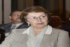 الوزيرة السابقة  داخلة في حيط
