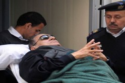 وصول مبارك لبدء محاكمته بتهمة قتل المتظاهرين واهدار المال العام