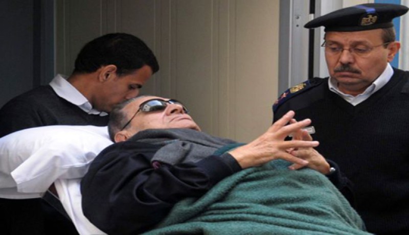 وصول مبارك لبدء محاكمته بتهمة قتل المتظاهرين واهدار المال العام