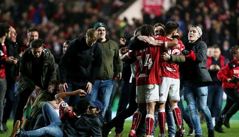 بالصور.. هكذا احتفلت جماهير بريستول بعد إقصائهم مانشستر يونايتد