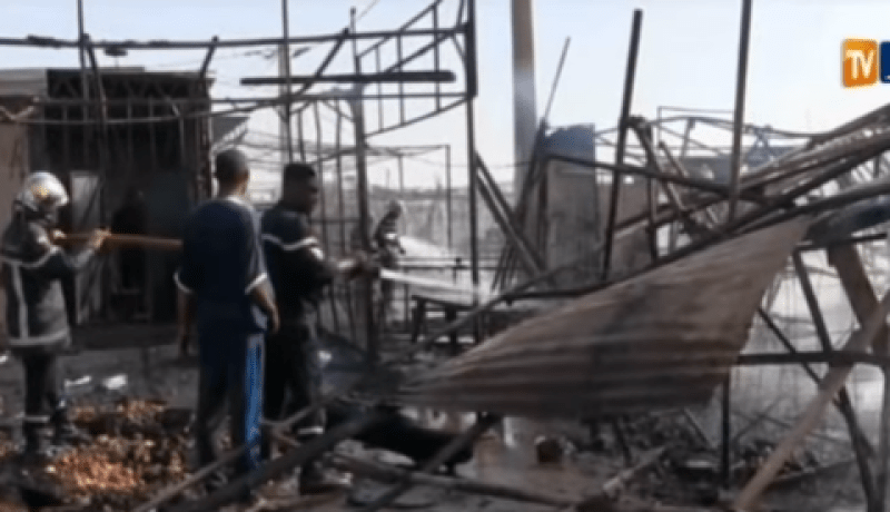بالفيديو – حريق مهول يقضي على 15 محلا في تندوف
