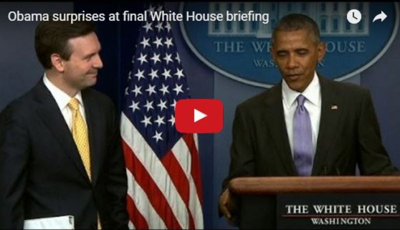 بالفيديو .. أوباما يودع المتحدث باسمه ارنست