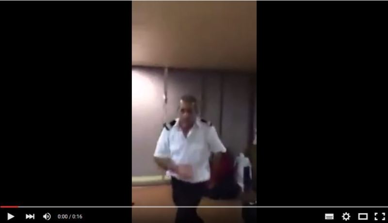 بالفيديو موظف سكران في باخرة الجزاير 2 يهين المسافرين