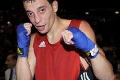 الجزائري بن شبلة يحتل ريادة التصنيف العالمي في الملاكمة وزن نصف الثقيل