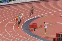 مخلوفي يشجع اللاعب المصريبعد انسحابه من سباق 800م