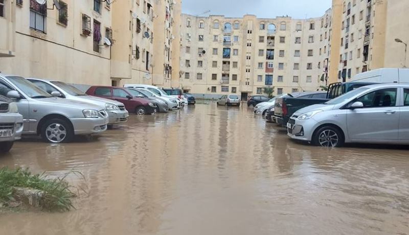 العاصمة.. السيول تغرق الشوارع وتسقط سقف منزل بباب الوادي